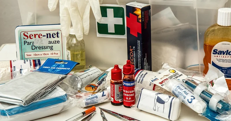 La trousse de premiers secours : ce qu'on oublie toujours